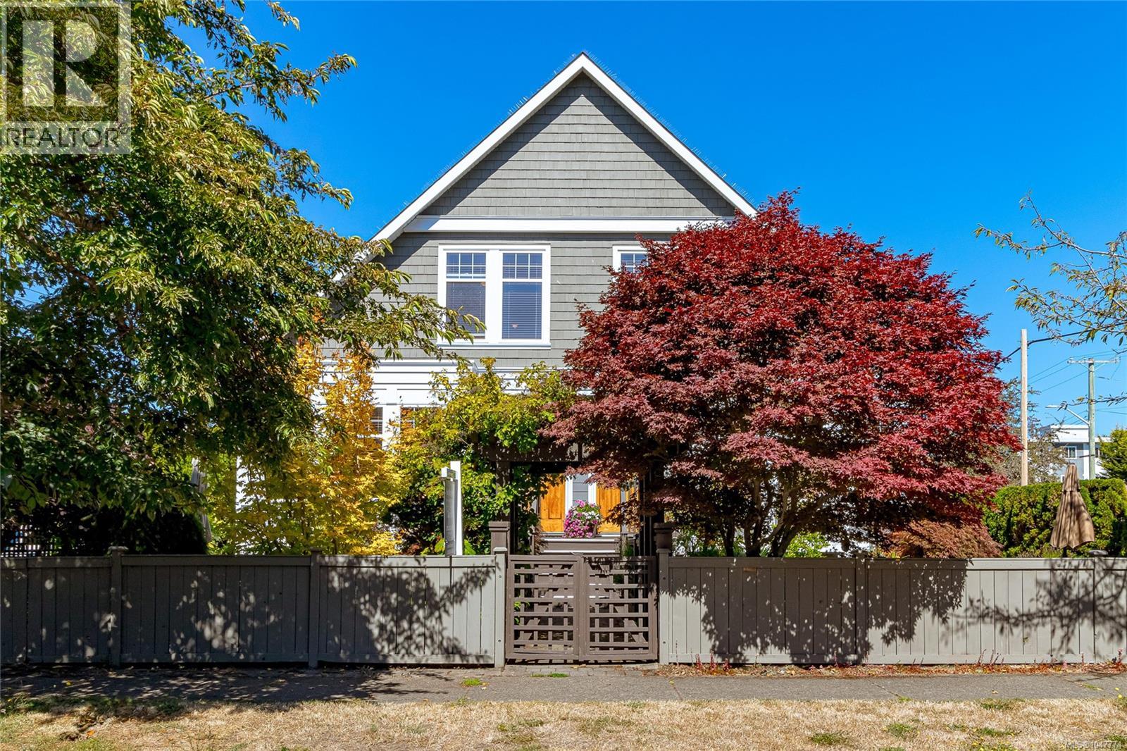 376 Sylvia St, Victoria, British Columbia  V8V 1C6 - Photo 1 - 1047774