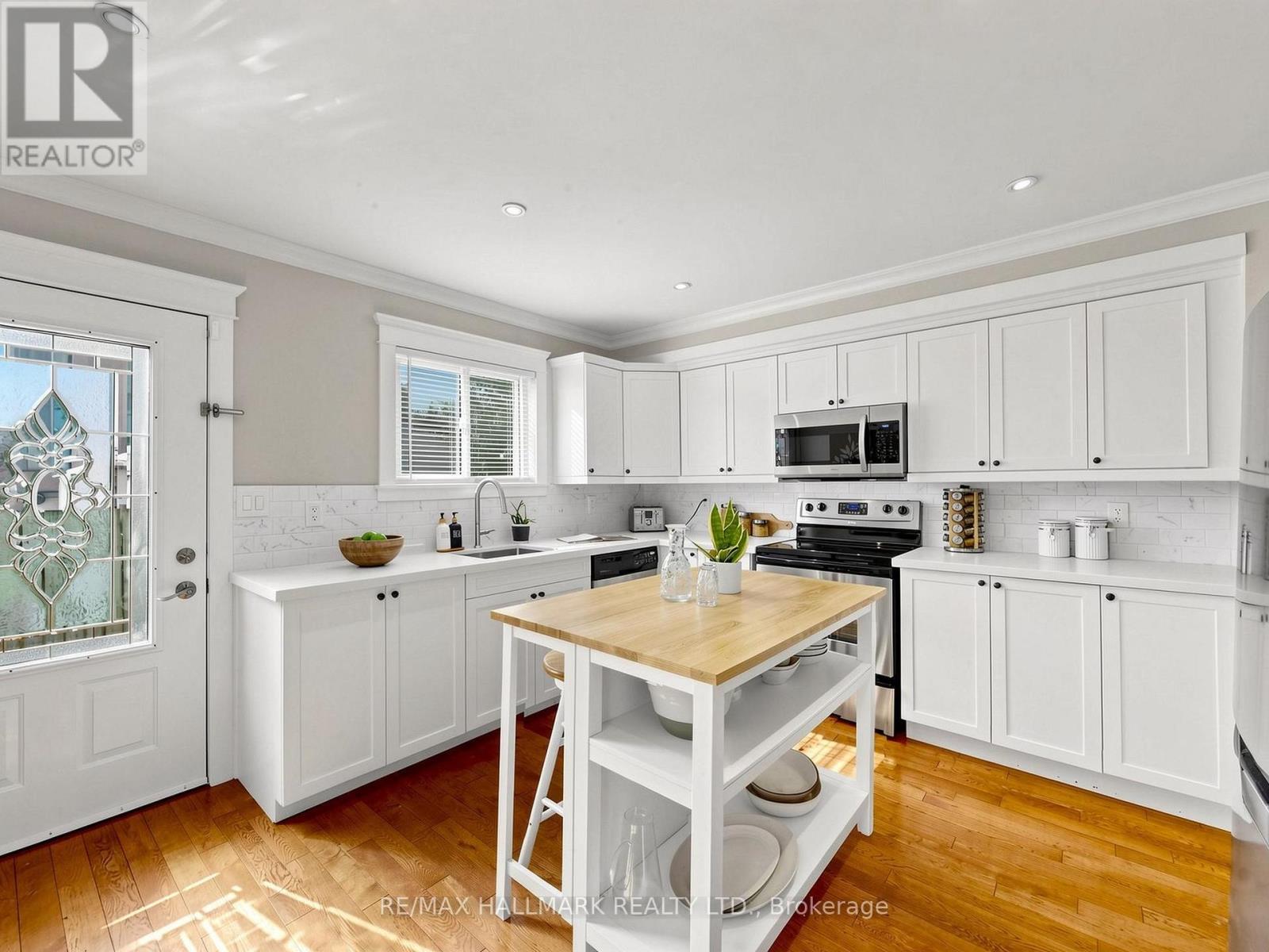 108 Knox Avenue, Toronto, Ontario  M4L 2P2 - Photo 15 - E13710772