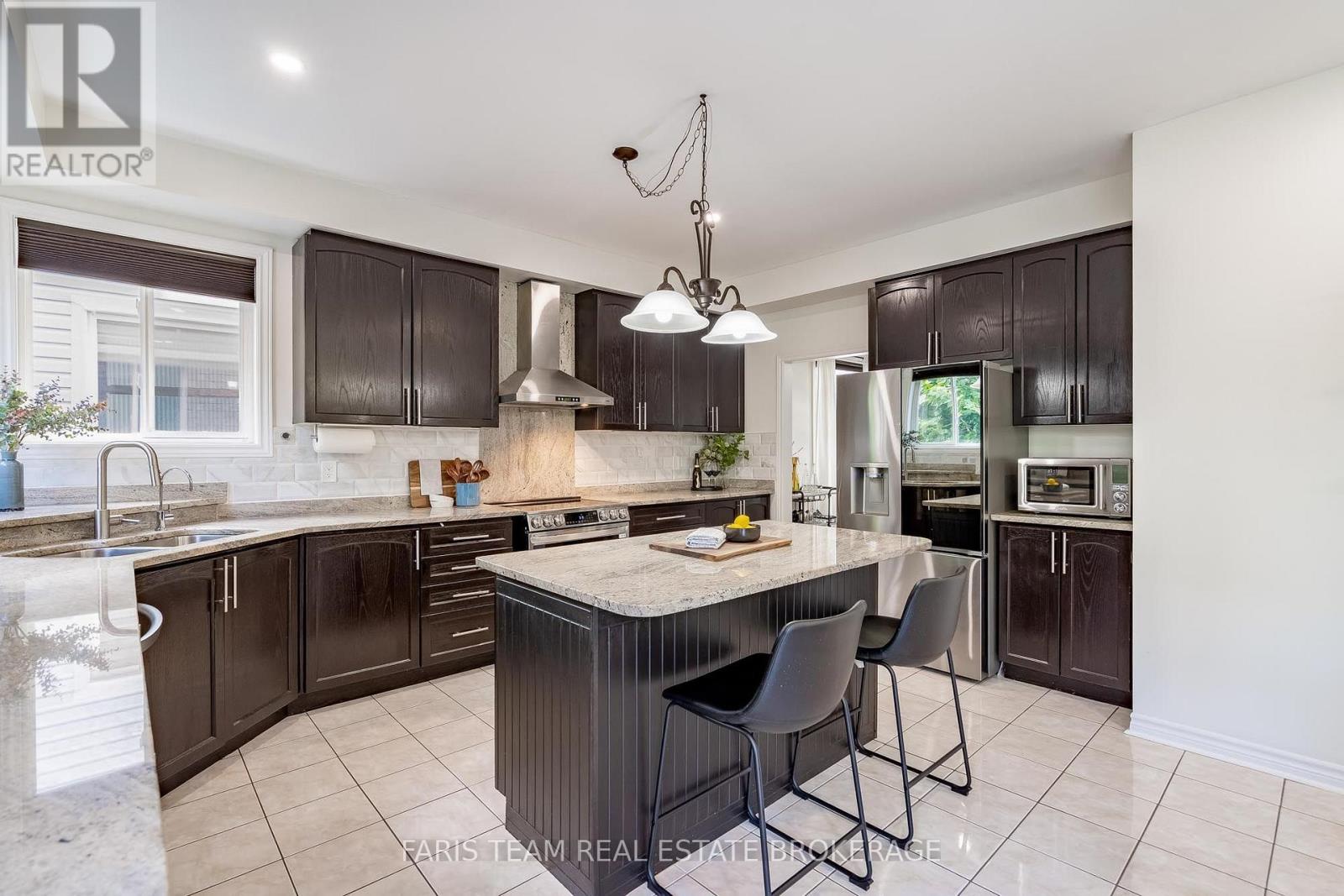 31 The Queensway, Barrie, Ontario  L4M 7H5 - Photo 8 - S13710848