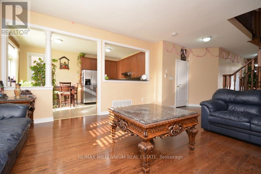 68 Skyvalley Drive, Brampton, Ontario L6P 3B7 - Photo 5 - W13710798