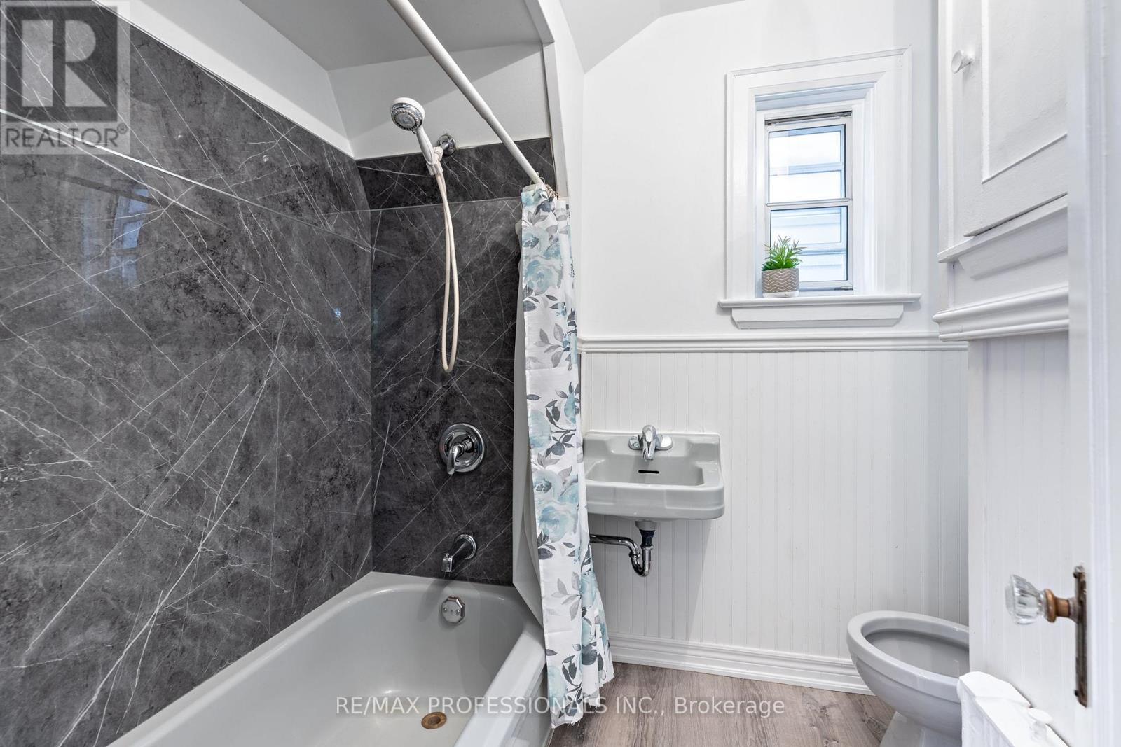 502 Jane Street, Toronto, Ontario  M6S 4A2 - Photo 11 - W13710802