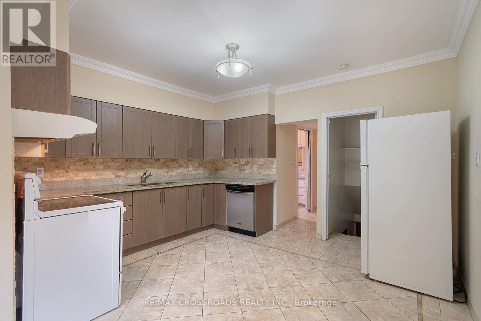 218 Gledhill Avenue, Toronto, Ontario  M4C 5L1 - Photo 11 - E13710726