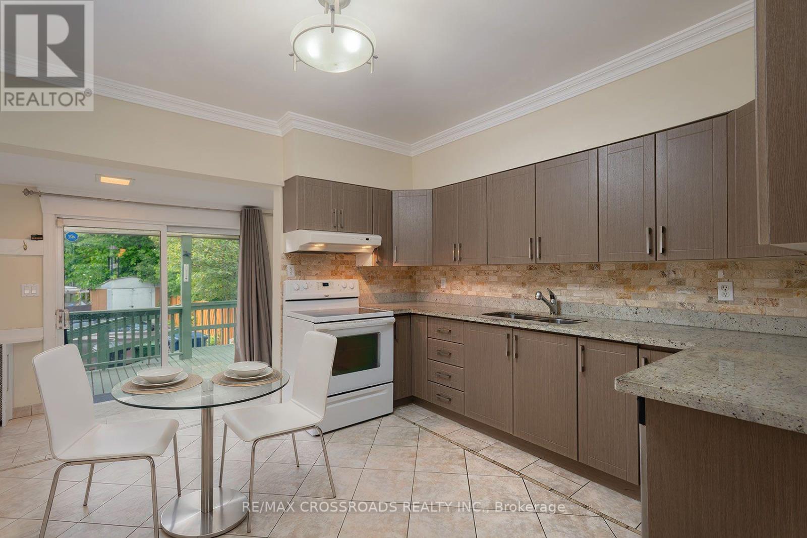 218 Gledhill Avenue, Toronto, Ontario  M4C 5L1 - Photo 10 - E13710726