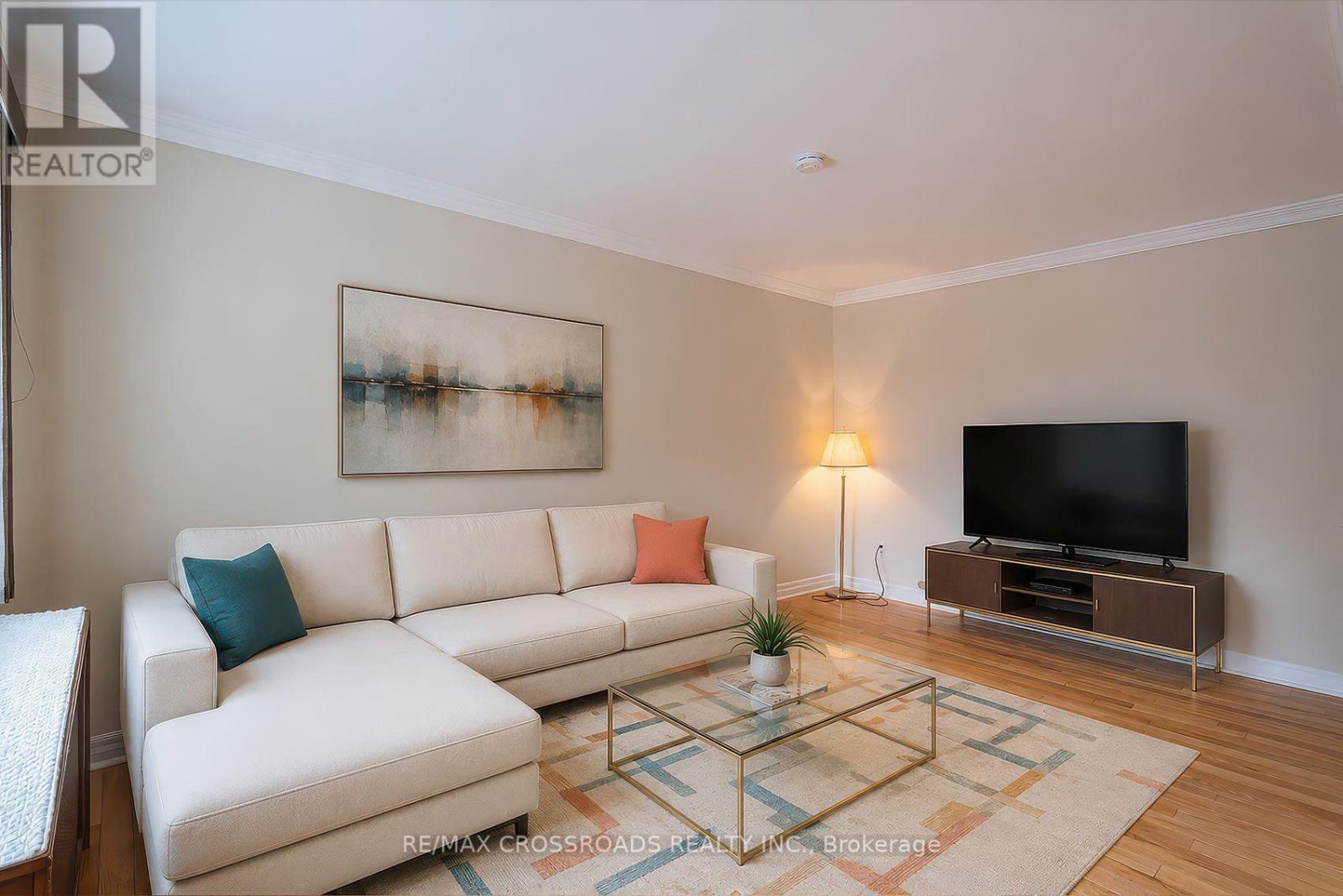 218 Gledhill Avenue, Toronto, Ontario  M4C 5L1 - Photo 7 - E13710726