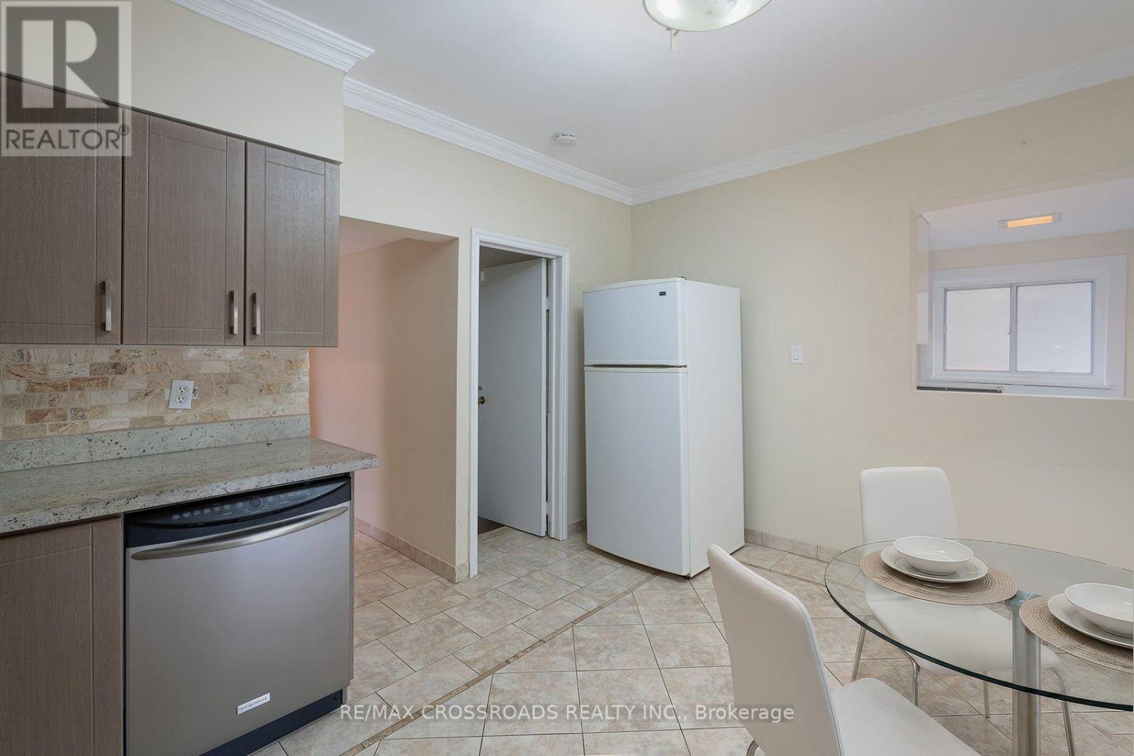 218 Gledhill Avenue, Toronto, Ontario  M4C 5L1 - Photo 12 - E13710726
