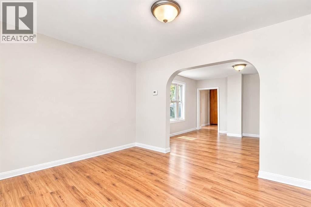 1621 College AVENUE Windsor Ontario Canada N9B1M2 4