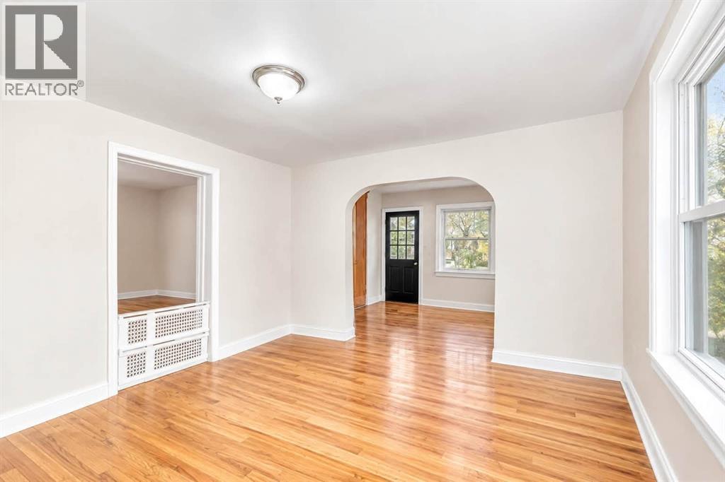 1621 College AVENUE Windsor Ontario Canada N9B1M2 5