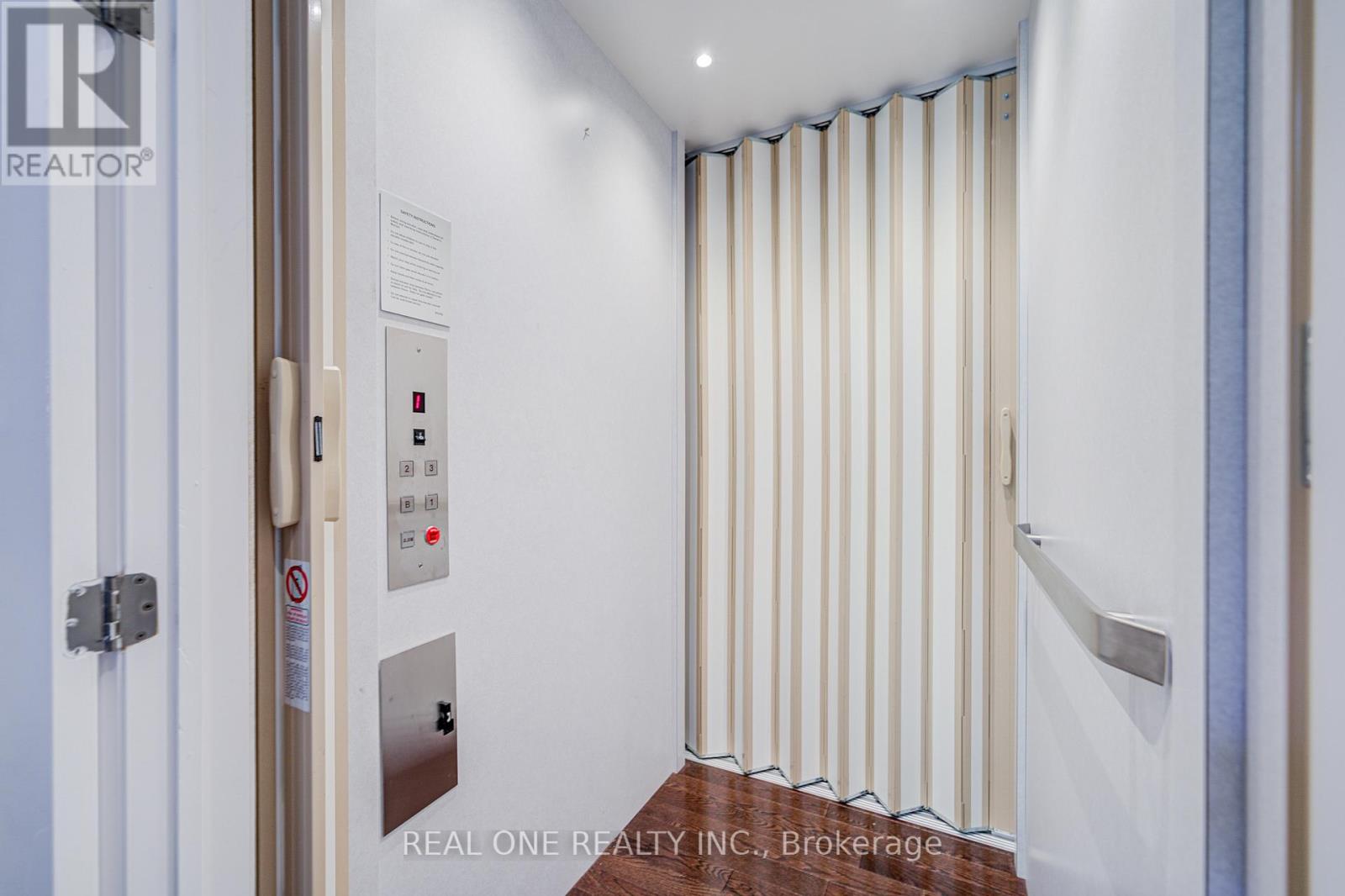 421 Flamingo Road, Vaughan, Ontario  L4J 8L4 - Photo 2 - N13710916