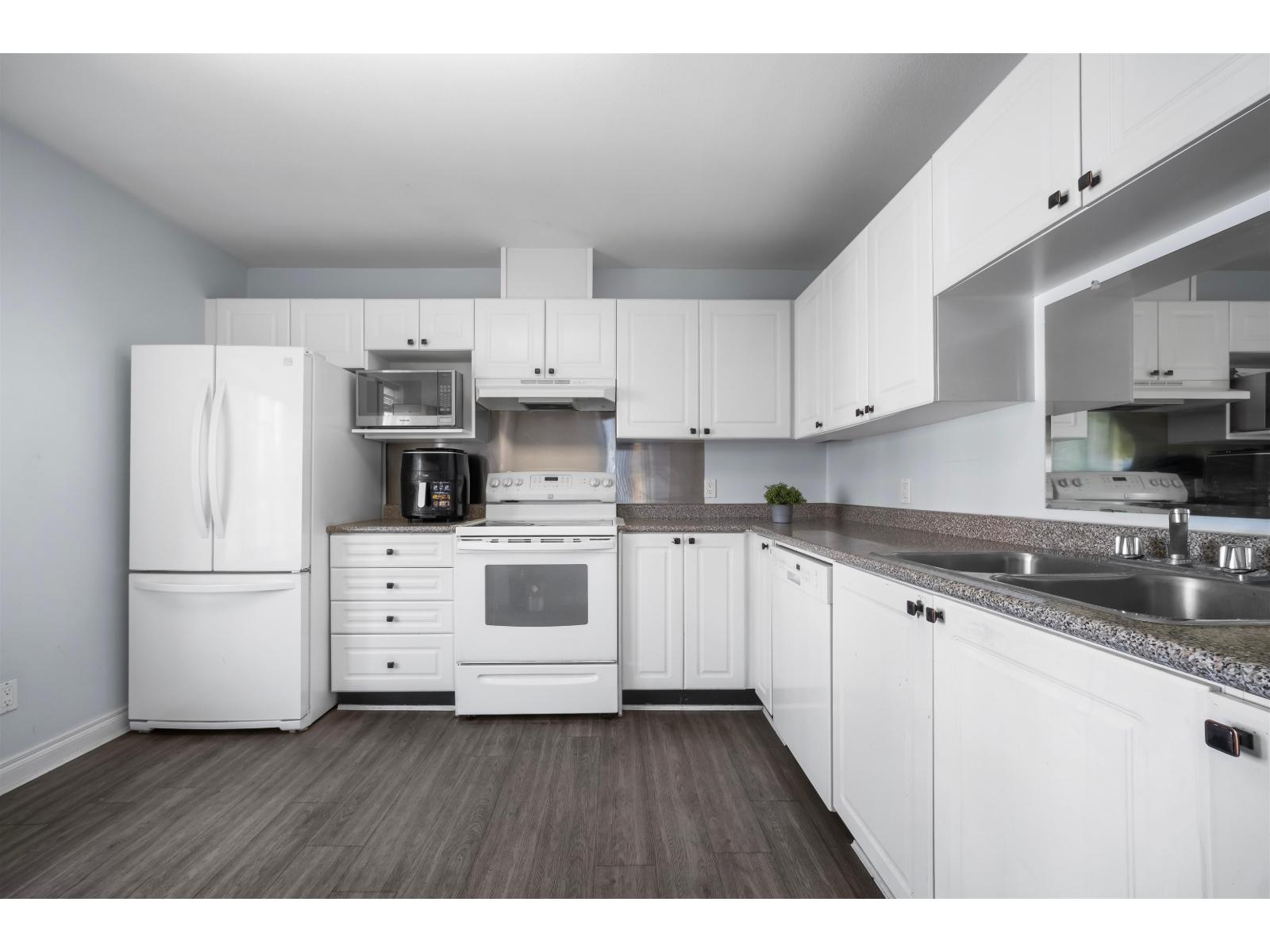 303 10130 139 Street, Surrey, British Columbia  V3T 4L4 - Photo 13 - R3158310