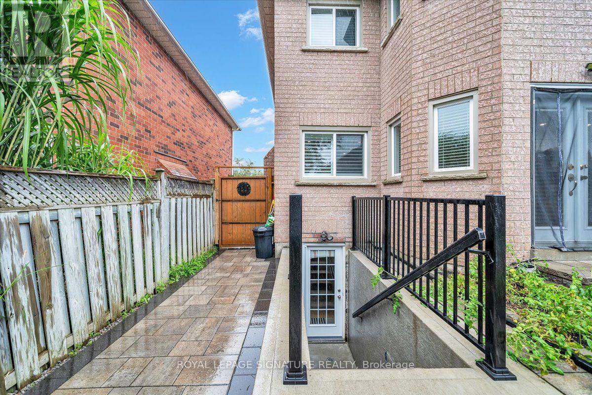 3 Griffen Place, Whitby, Ontario  L1R 2N5 - Photo 41 - E13711064