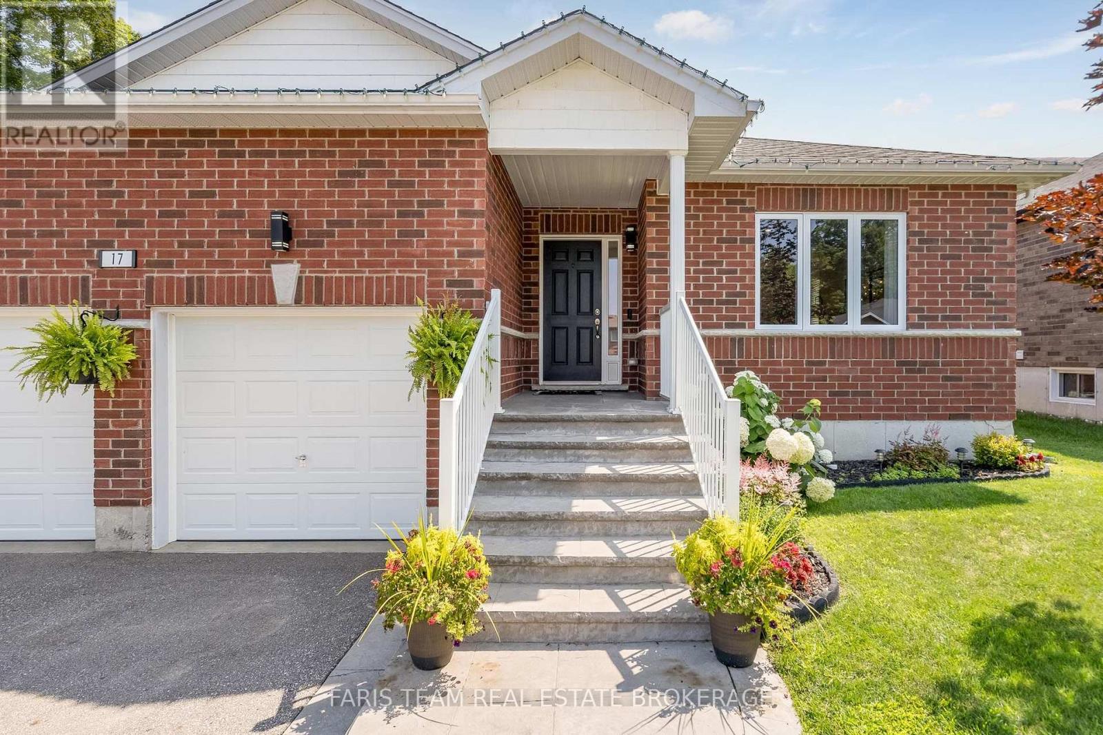 17 Hunter Avenue, Tay, Ontario  L0K 2A0 - Photo 4 - S13711110