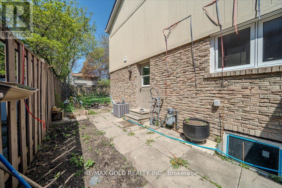18 Markham Street, Brampton, Ontario  L6S 2X7 - Photo 11 - W13711136