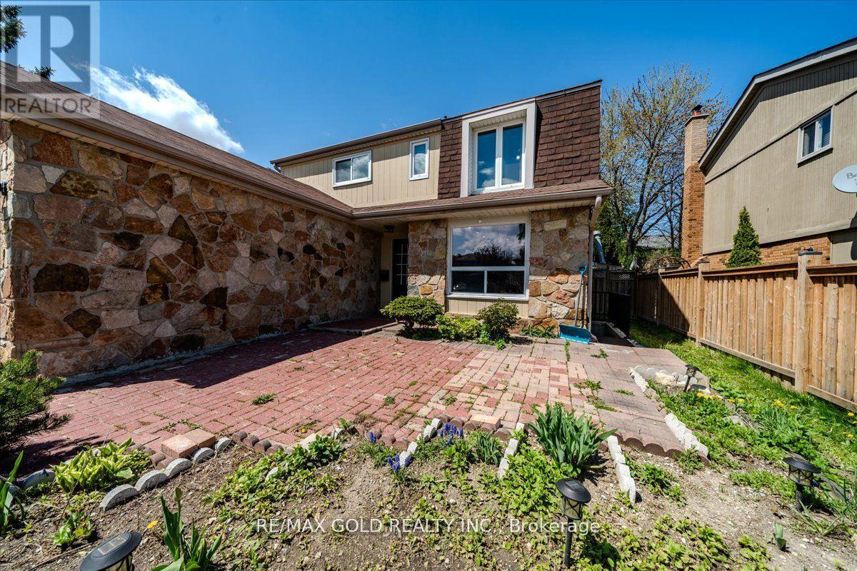 18 Markham Street, Brampton, Ontario L6S 2X7 - Photo 4 - W13711136