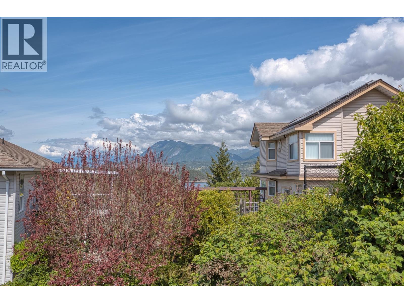 5796 Trail Avenue, Sechelt, British Columbia  V7Z 0L8 - Photo 2 - R3114356