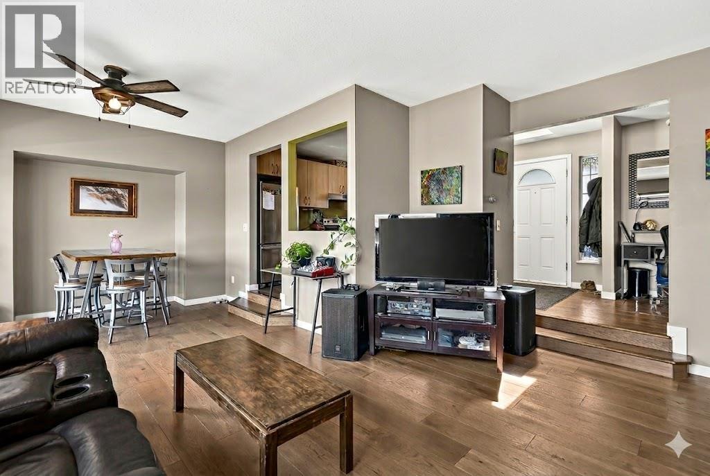 5796 Trail Avenue, Sechelt, British Columbia  V7Z 0L8 - Photo 3 - R3114356