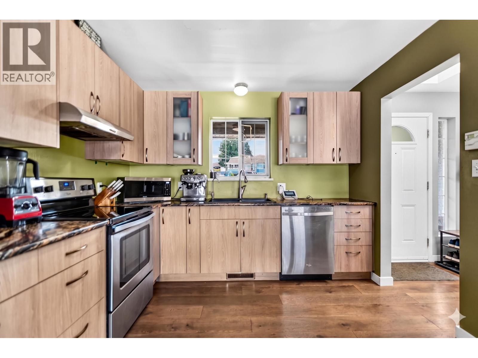 5796 Trail Avenue, Sechelt, British Columbia  V7Z 0L8 - Photo 6 - R3114356