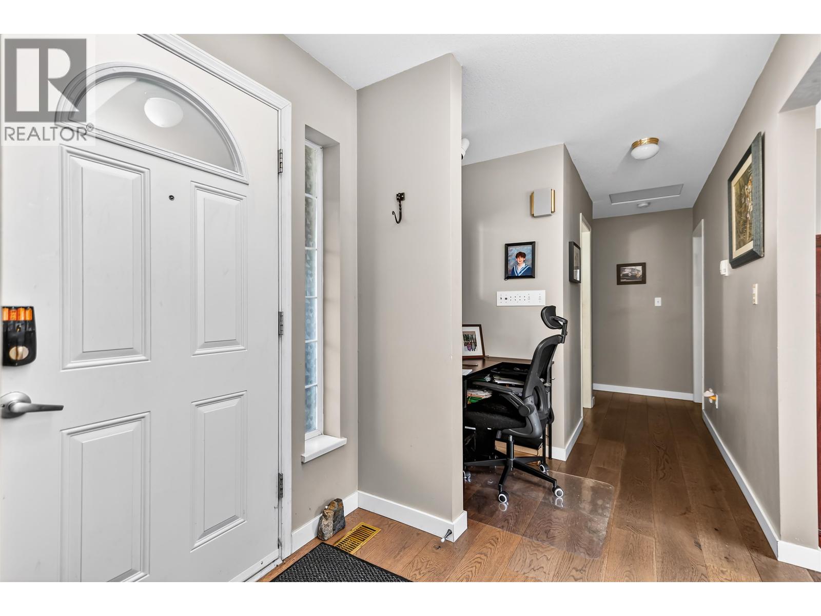 5796 Trail Avenue, Sechelt, British Columbia  V7Z 0L8 - Photo 11 - R3114356