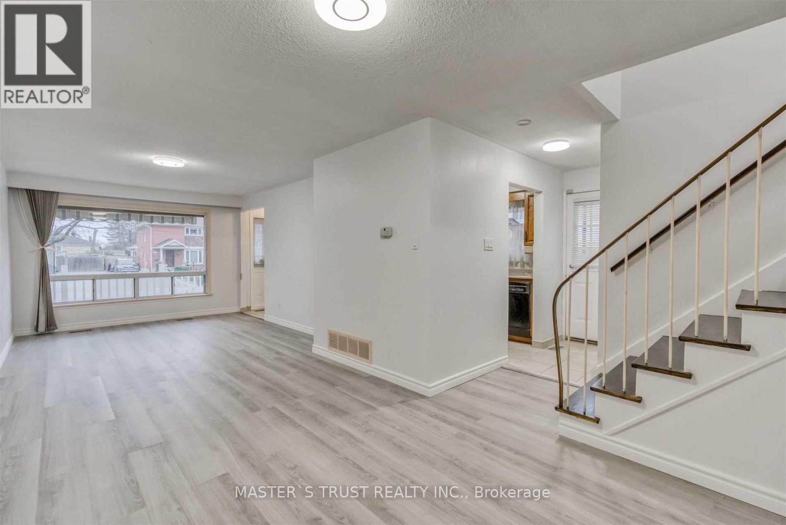 Main - 1473 Freeport Drive, Mississauga, Ontario L5C 1S7 - Photo 2 - W13554426