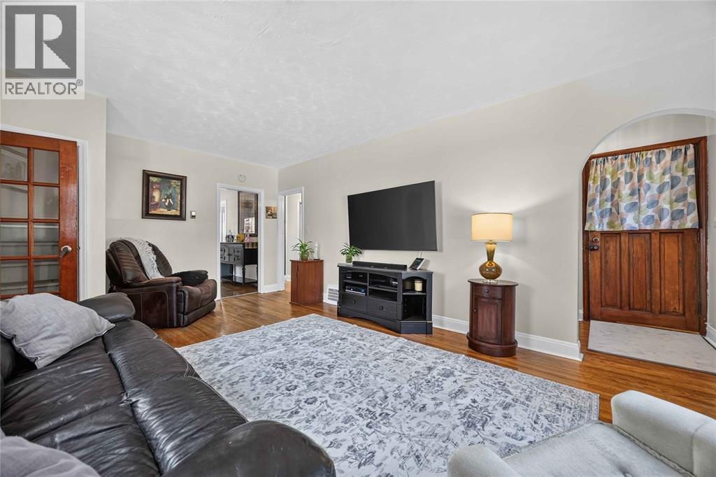 495 DAVIS STREET Sarnia Ontario Canada N7T1C5 5
