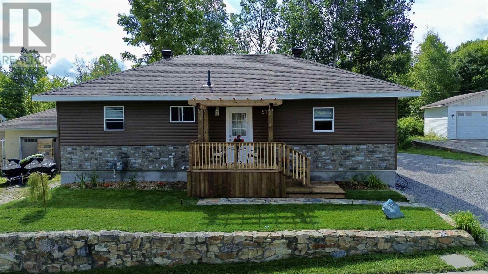51 Axmith Ave, Elliot Lake, Ontario  P5A 1B5 - Photo 2 - SM262309