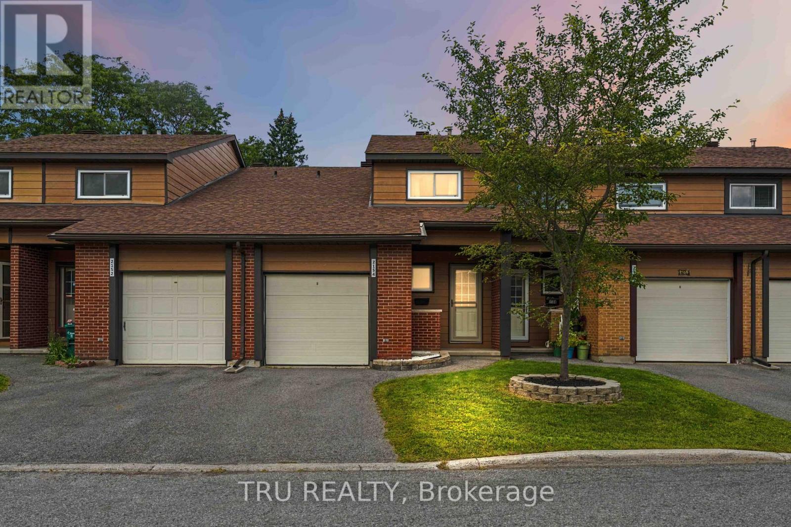 2154 Orient Park Drive, Ottawa, Ontario  K1B 4V9 - Photo 2 - X13711440