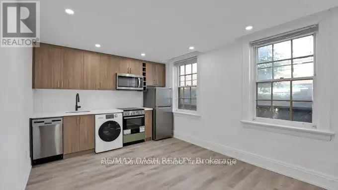 31 - 917 St Clair Avenue W, Toronto, Ontario  M6C 1C7 - Photo 1 - C13711434