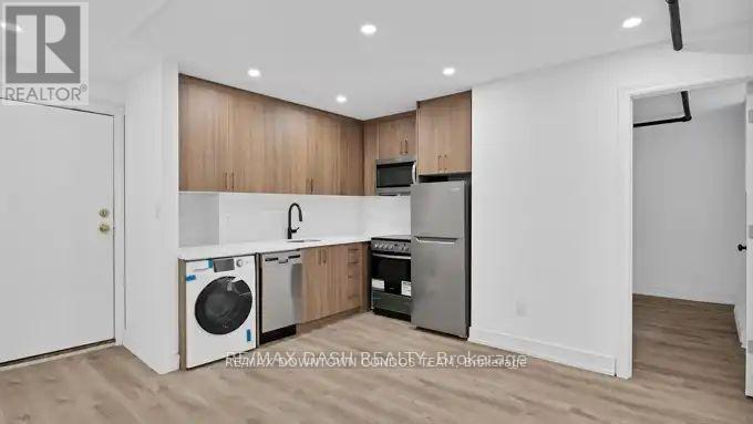 31 - 917 St Clair Avenue W, Toronto, Ontario  M6C 1C7 - Photo 3 - C13711434