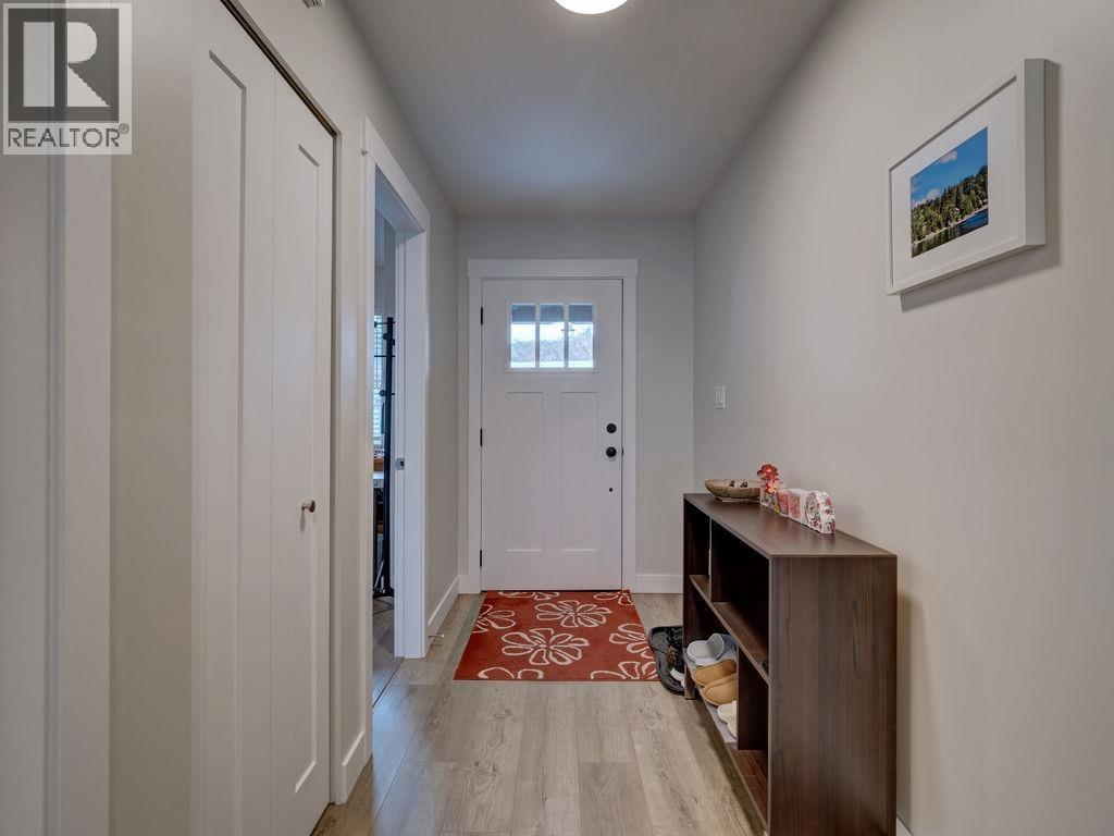 1028 Celia Crescent, Gibsons, British Columbia  V0N 1V7 - Photo 4 - R3158692