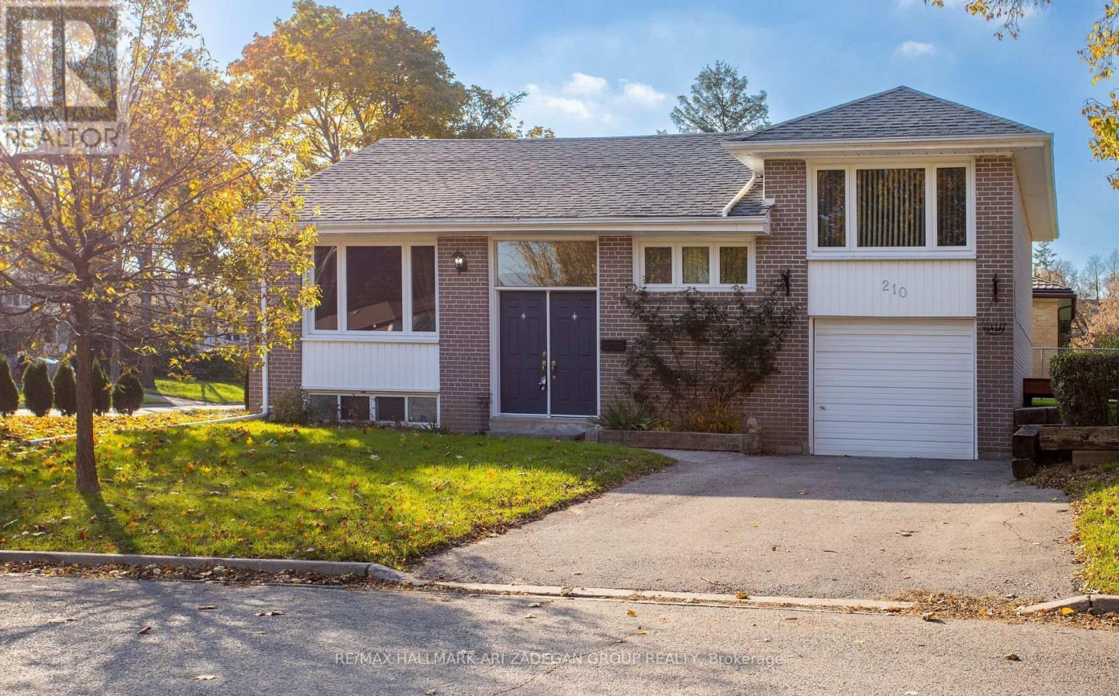 210 Harrygan Crescent, Richmond Hill, Ontario L4C 4J1 - Photo 2 - N13711468