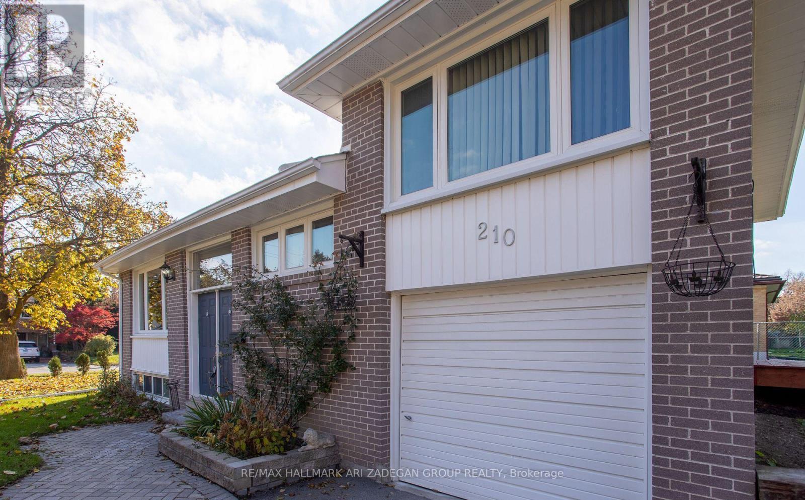 210 Harrygan Crescent, Richmond Hill, Ontario L4C 4J1 - Photo 3 - N13711468