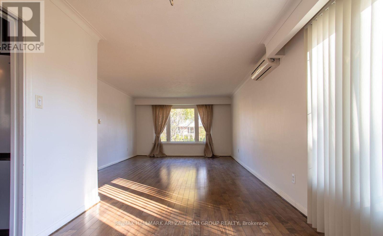 210 Harrygan Crescent, Richmond Hill, Ontario L4C 4J1 - Photo 4 - N13711468