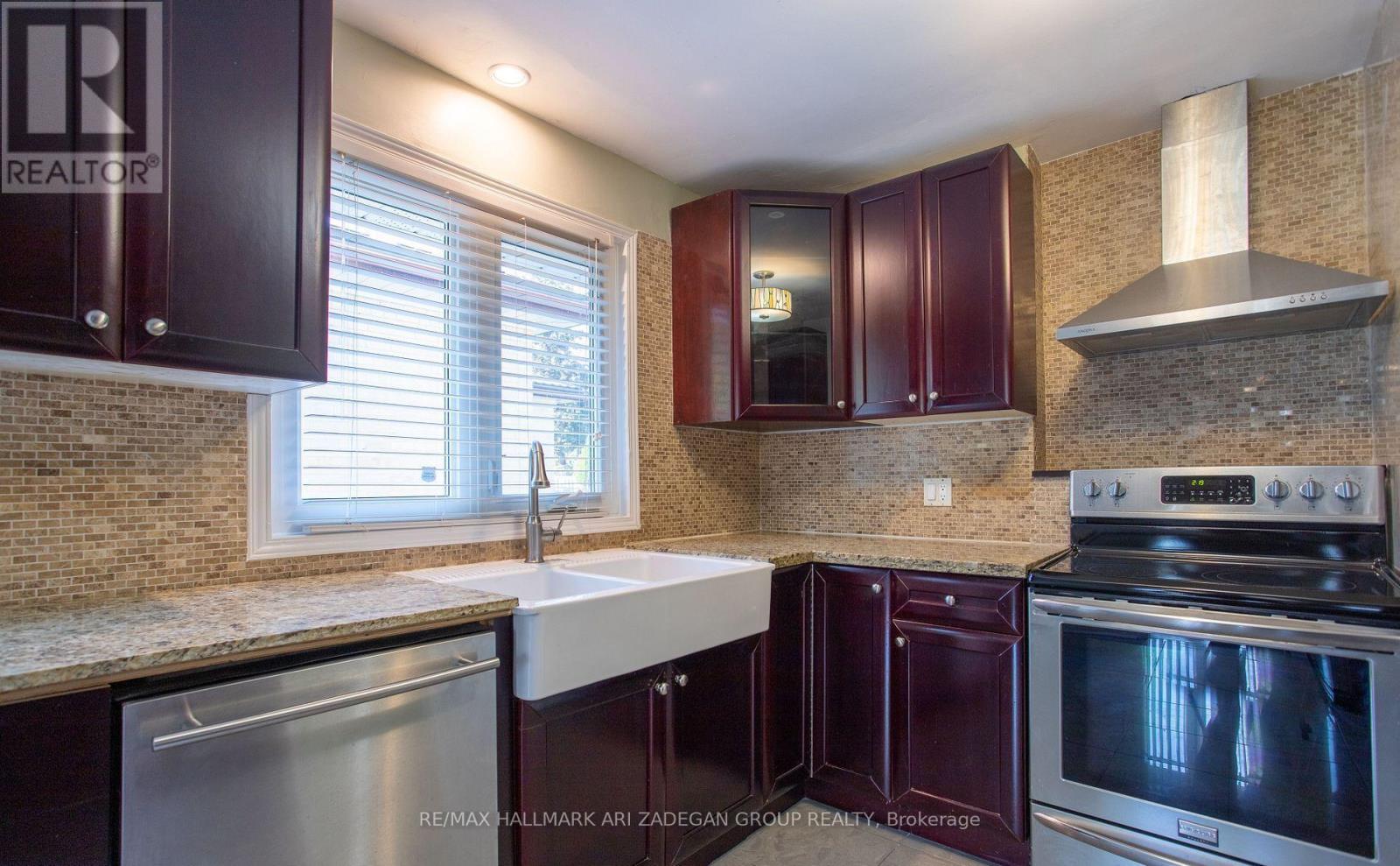 210 Harrygan Crescent, Richmond Hill, Ontario L4C 4J1 - Photo 9 - N13711468