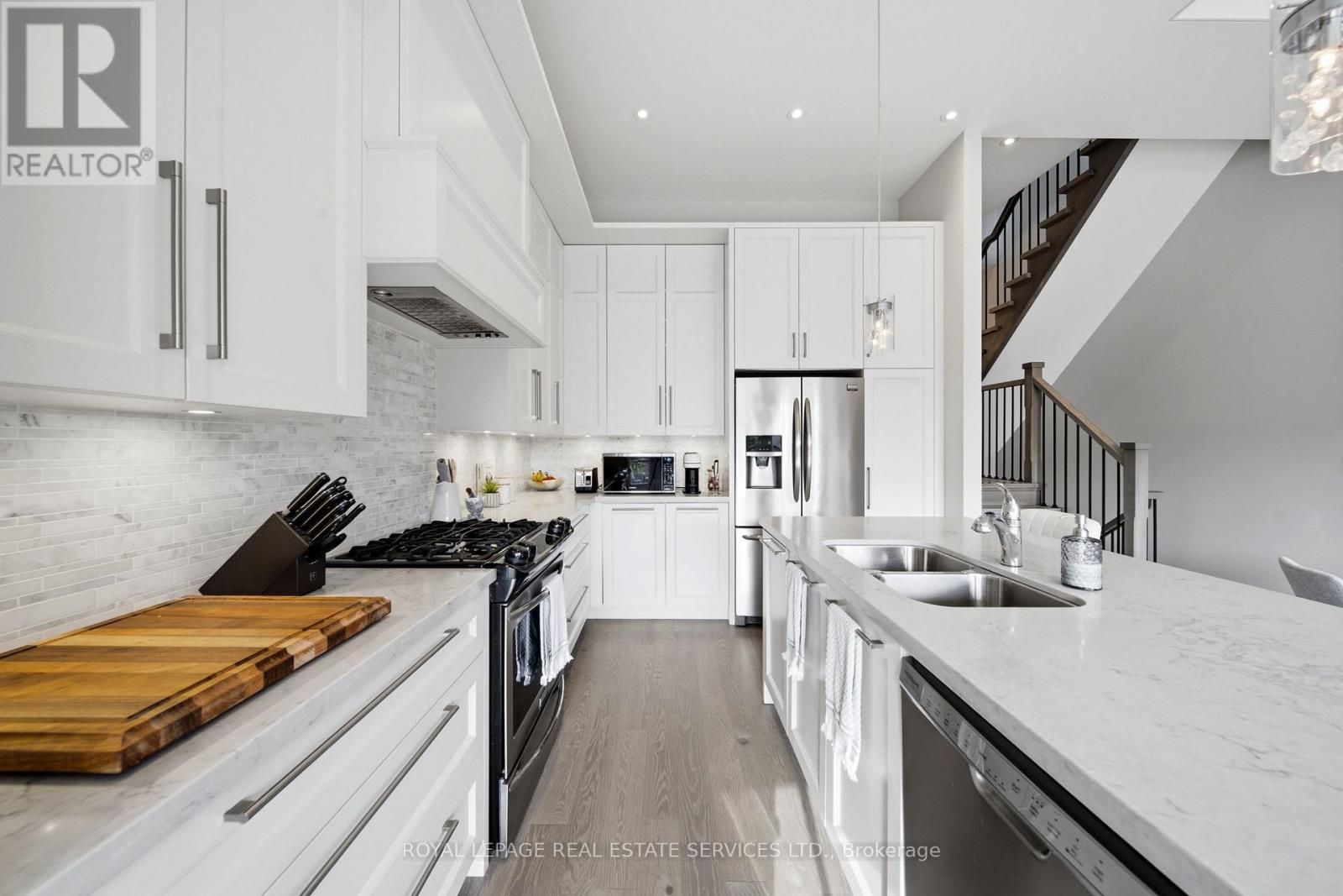 98 Foch Avenue S, Toronto, Ontario  M8W 3X8 - Photo 19 - W13711560