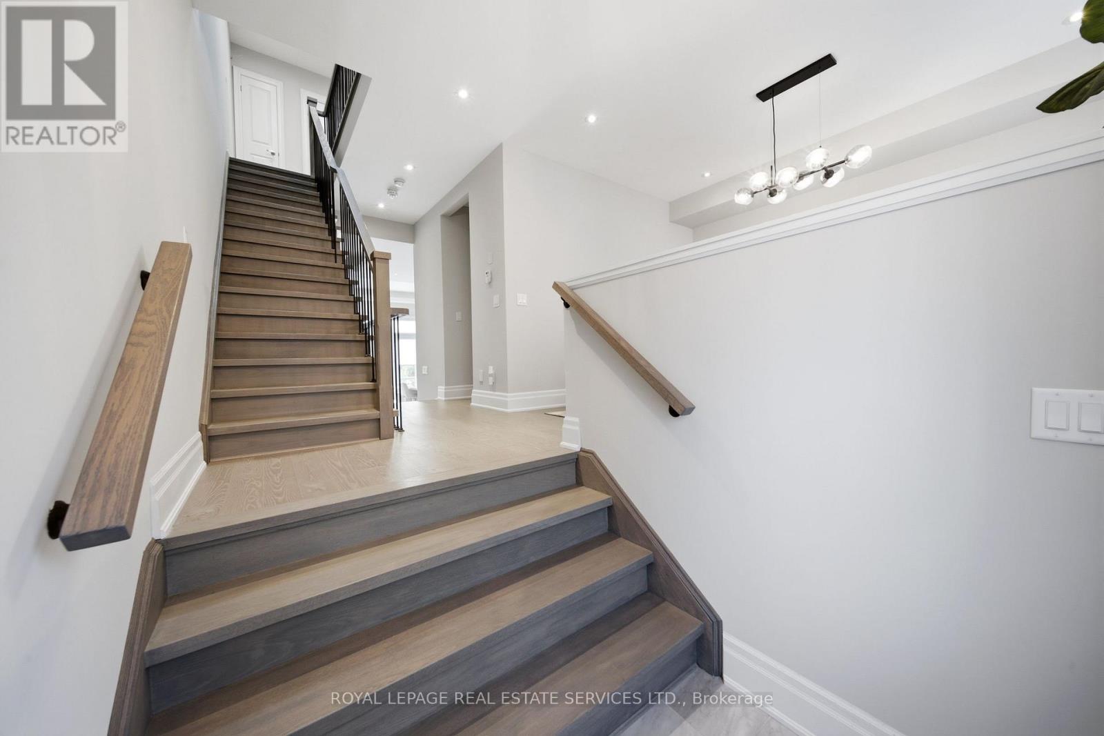 98 Foch Avenue S, Toronto, Ontario  M8W 3X8 - Photo 5 - W13711560