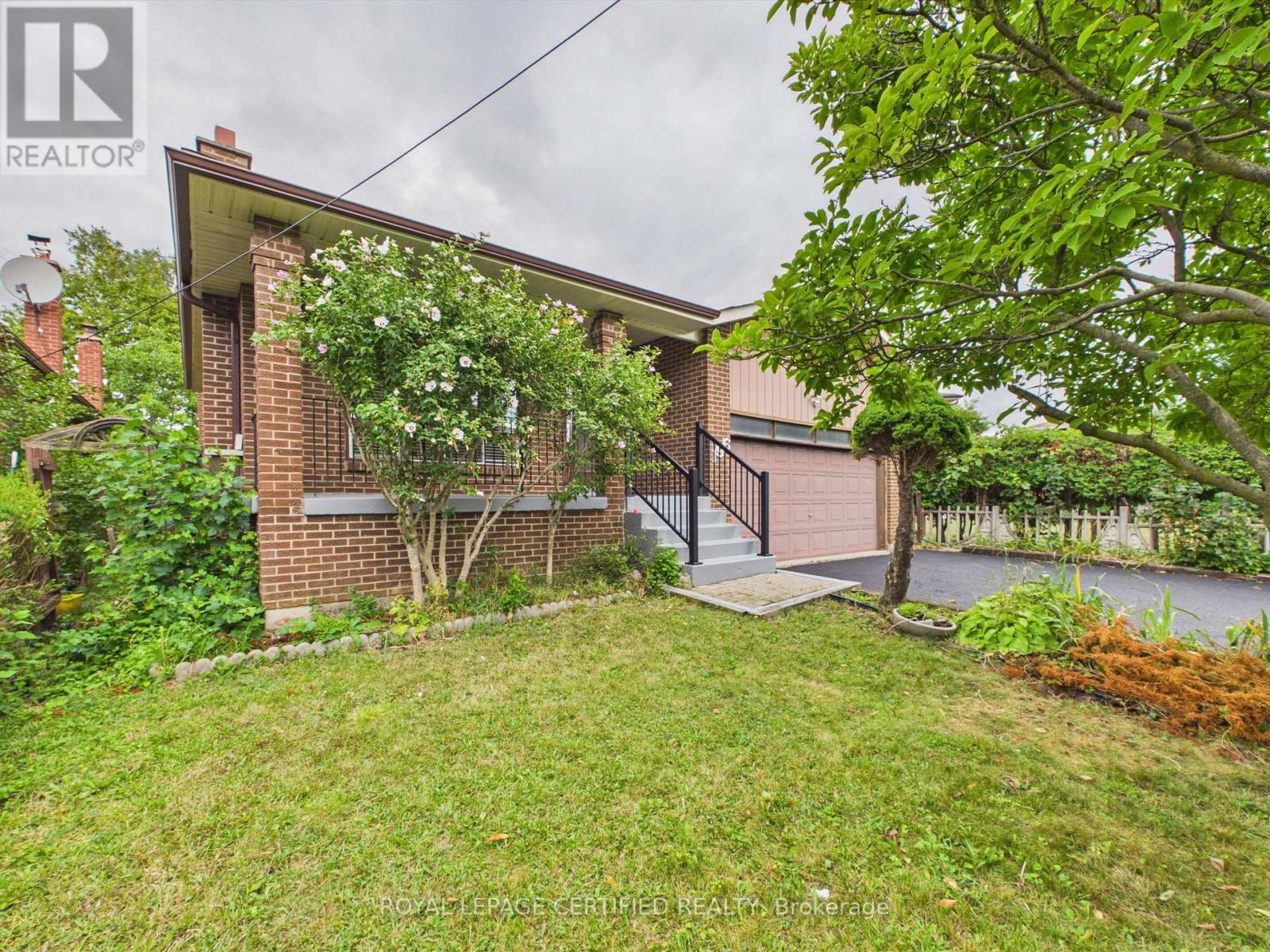 196 Mount Olive Drive, Toronto, Ontario  M9V 3Z5 - Photo 5 - W13711592