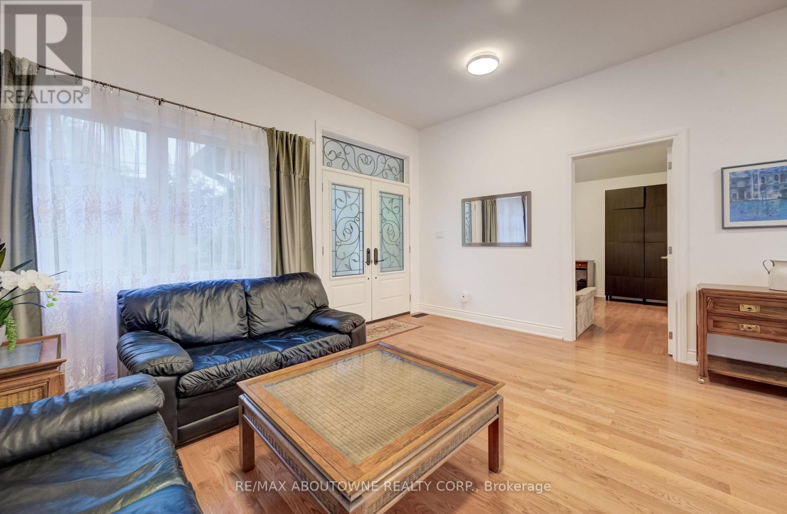 3091 Parkerhill Road, Mississauga, Ontario  L5B 1V6 - Photo 3 - W13711644
