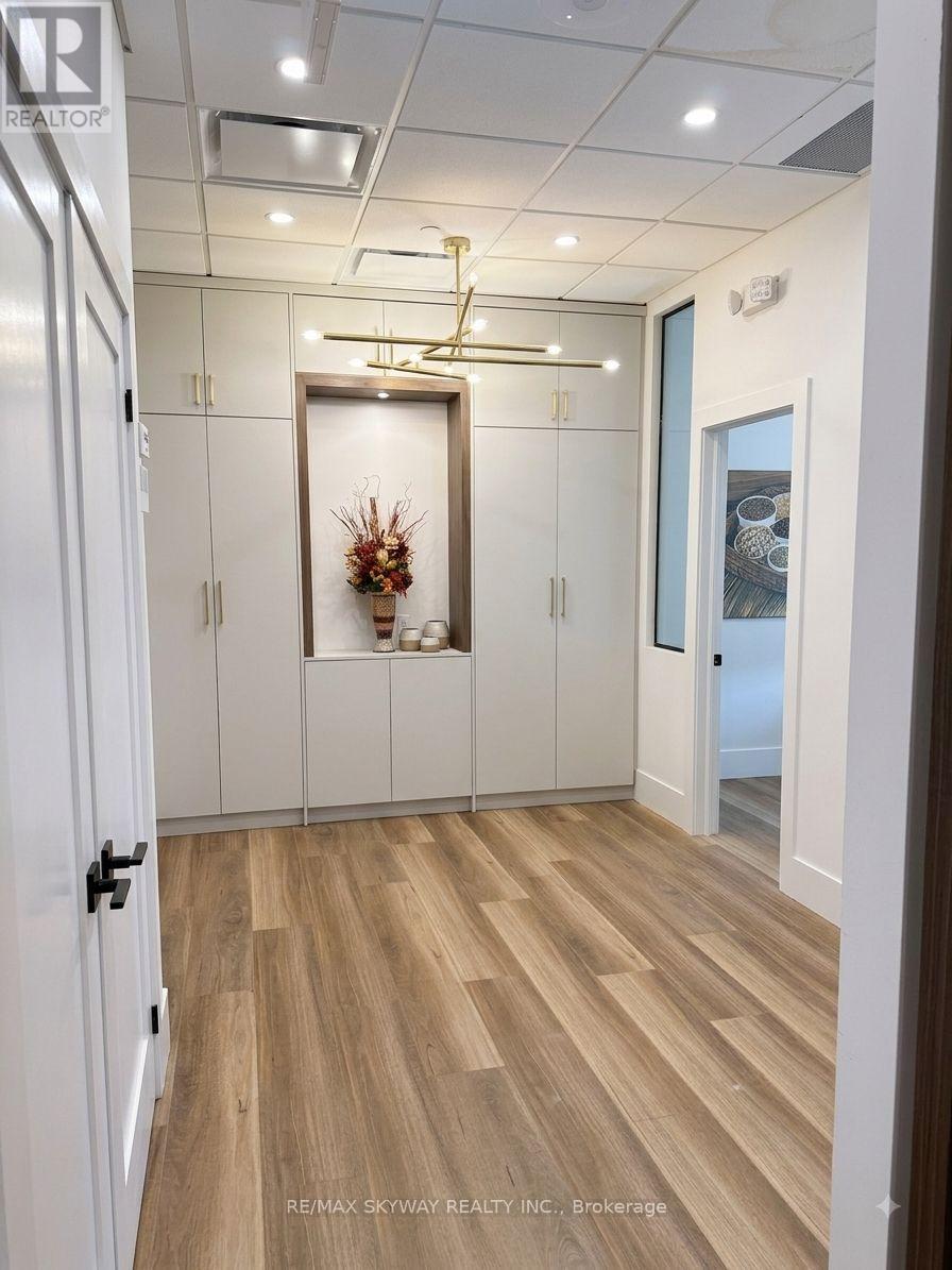 215 - 1670 NORTH SERVICE ROAD E, Oakville, Ontario