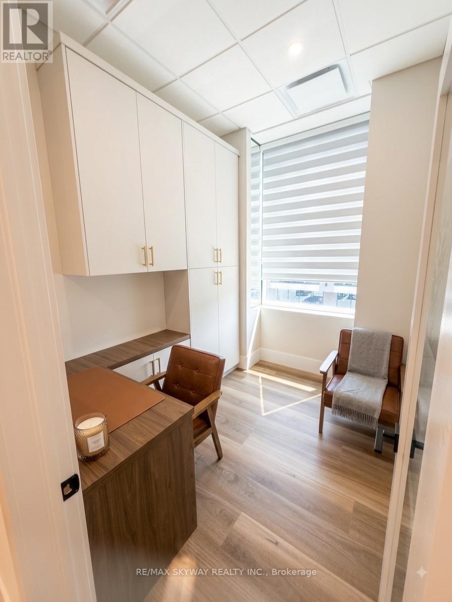 215 - 1670 North Service Road E, Oakville, Ontario  L6H 7G3 - Photo 2 - W13711708