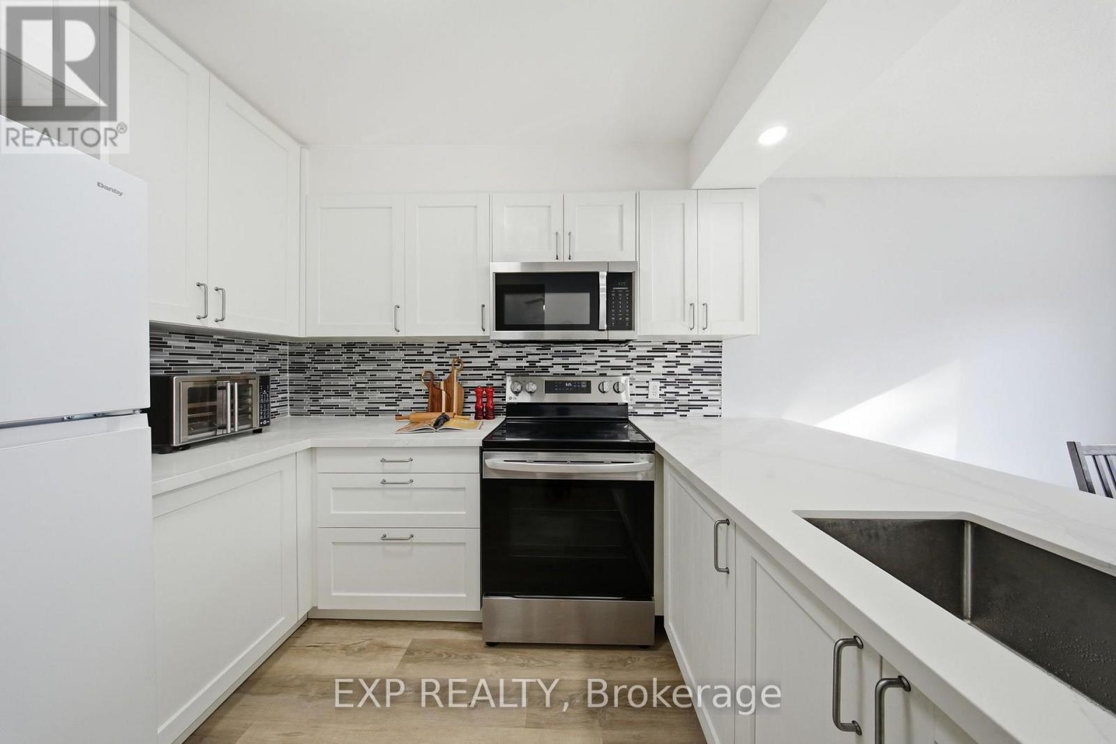 64 Parklane Circle, Clarington, Ontario  L1C 3V9 - Photo 3 - E13711780
