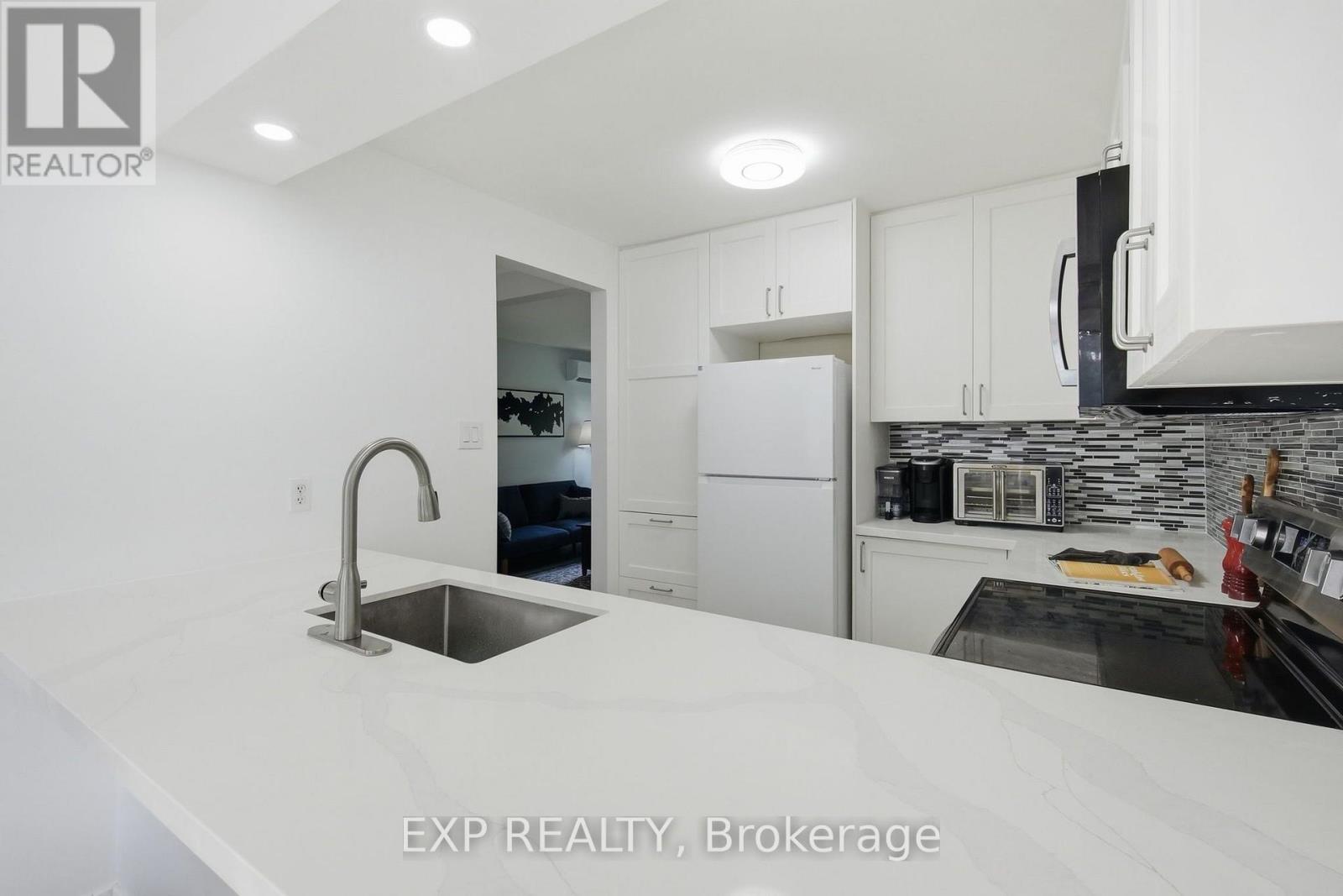 64 Parklane Circle, Clarington, Ontario  L1C 3V9 - Photo 7 - E13711780