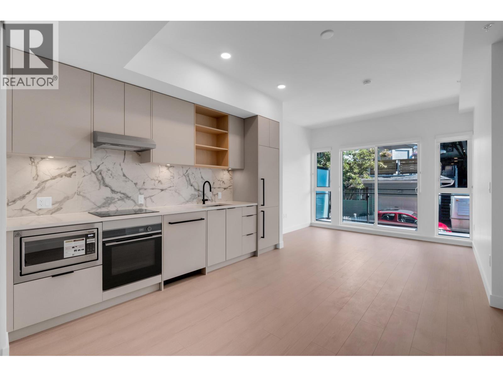 2XX 422 E 3RD STREET, North Vancouver, British Columbia