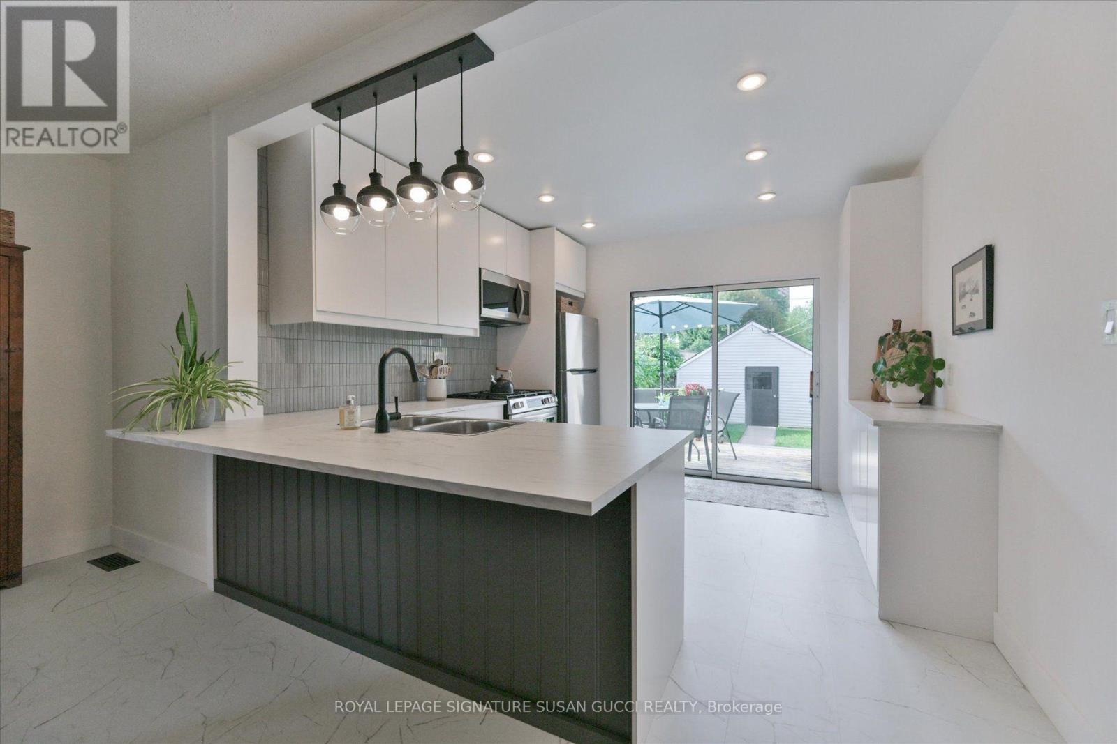 2 Sutherland Avenue, Toronto, Ontario  M4C 1R9 - Photo 12 - E13711536