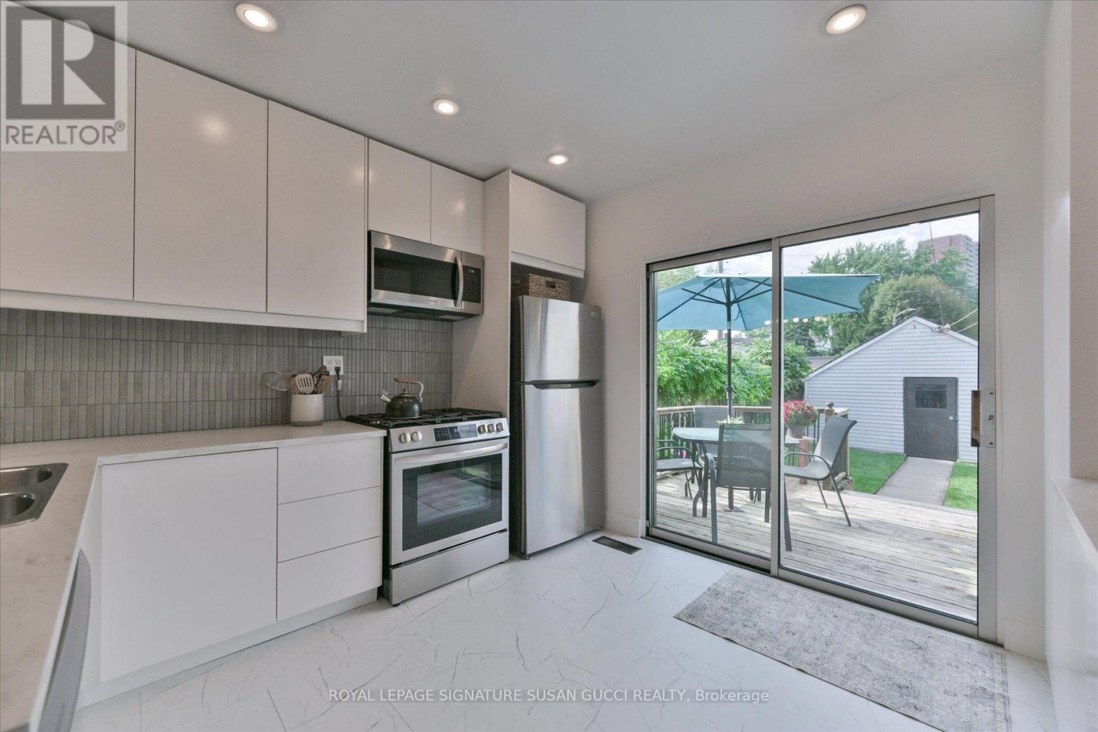 2 Sutherland Avenue, Toronto, Ontario  M4C 1R9 - Photo 14 - E13711536