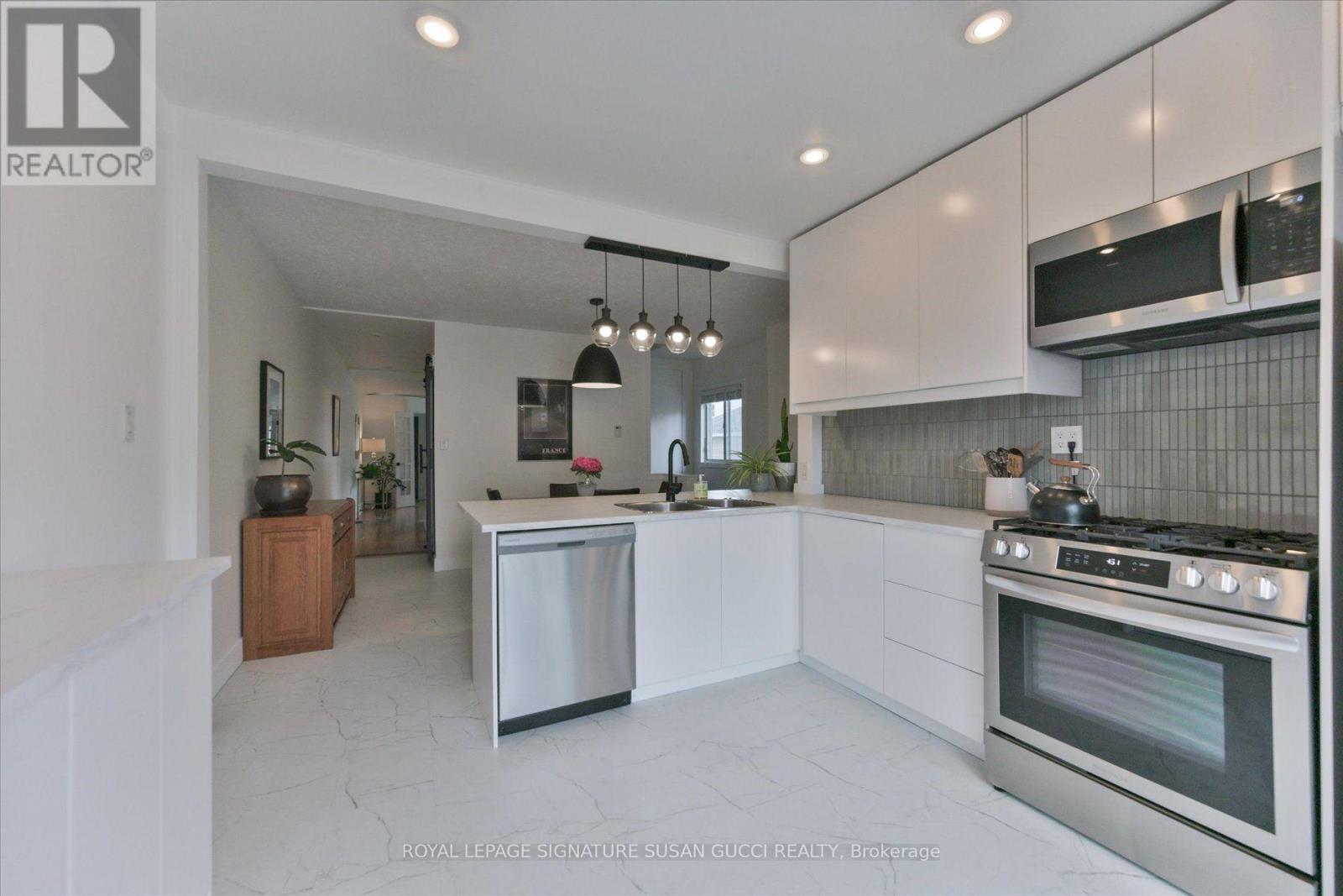 2 Sutherland Avenue, Toronto, Ontario  M4C 1R9 - Photo 13 - E13711536
