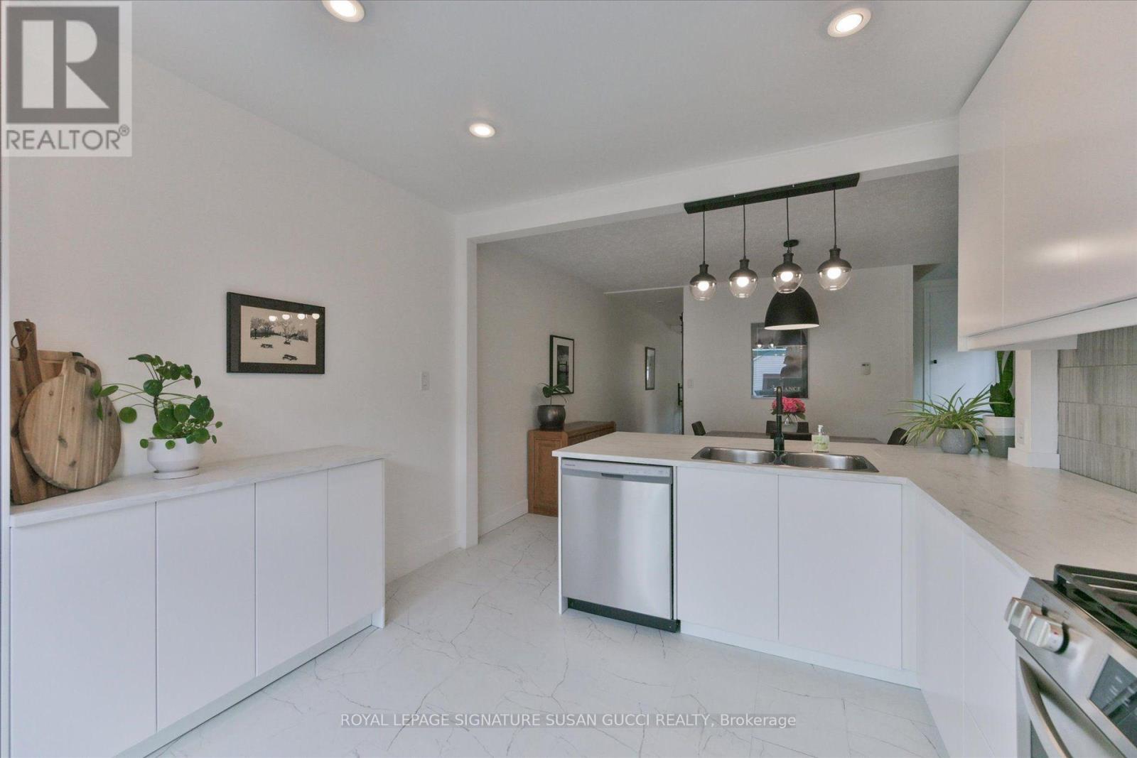 2 Sutherland Avenue, Toronto, Ontario  M4C 1R9 - Photo 15 - E13711536