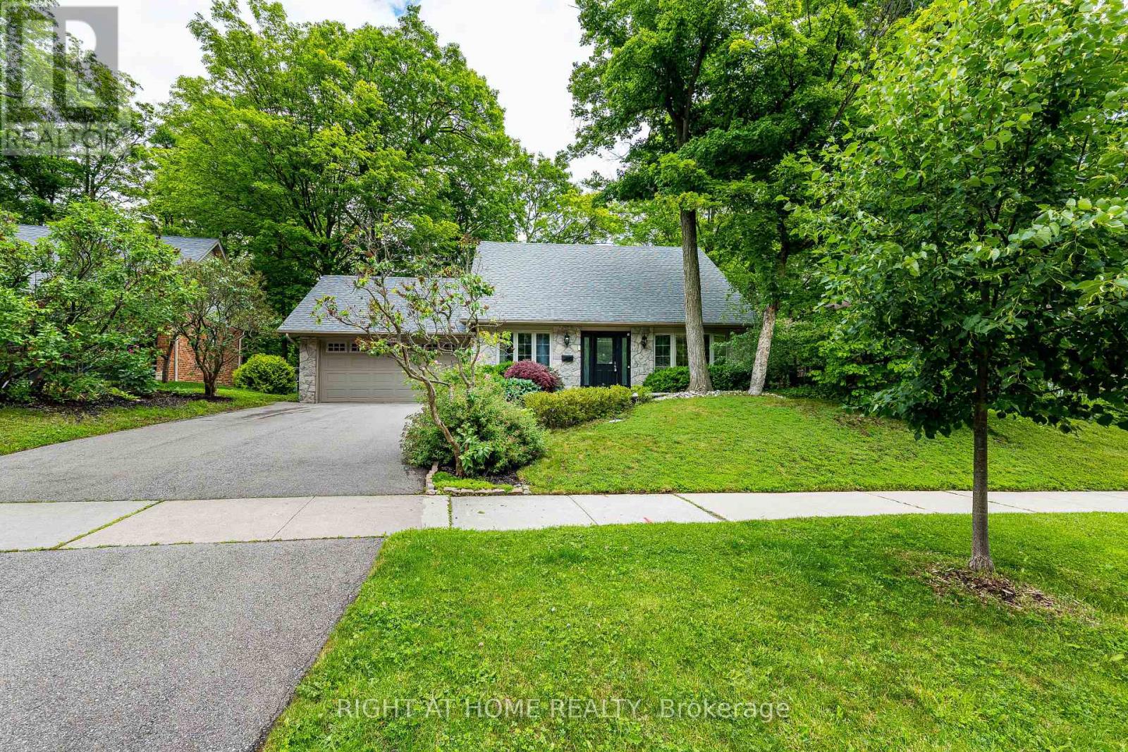 1941 Four Seasons Drive, Burlington, Ontario  L7P 2Y3 - Photo 2 - W13711524