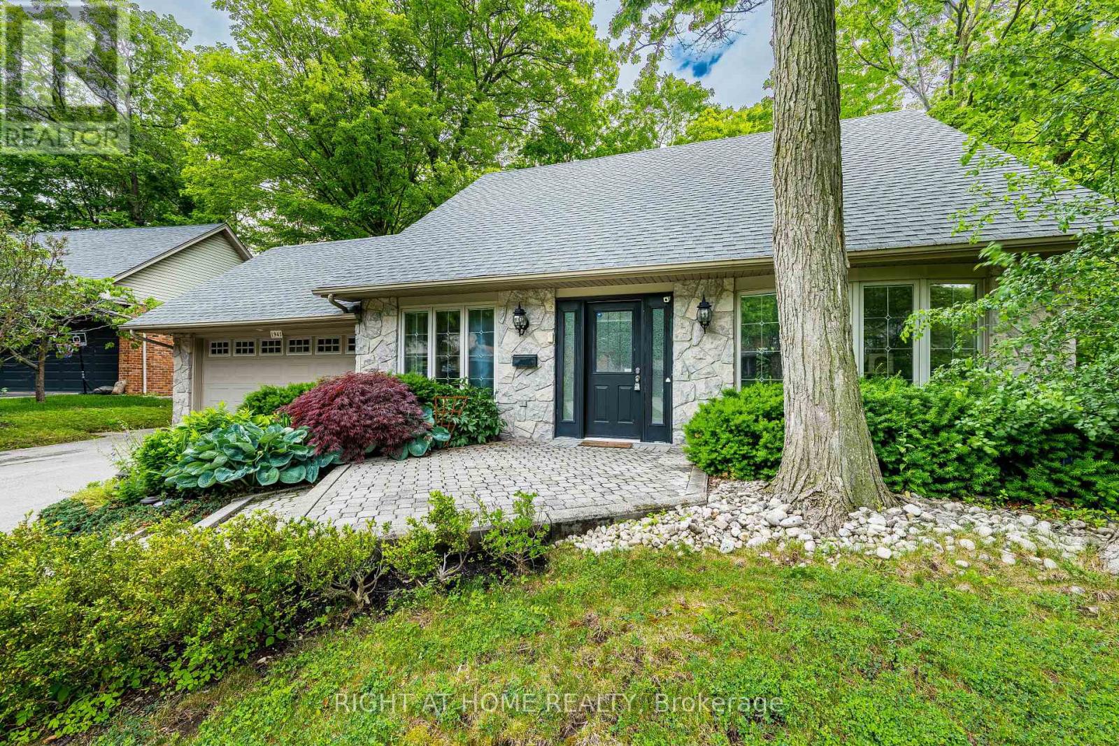 1941 Four Seasons Drive, Burlington, Ontario  L7P 2Y3 - Photo 3 - W13711524