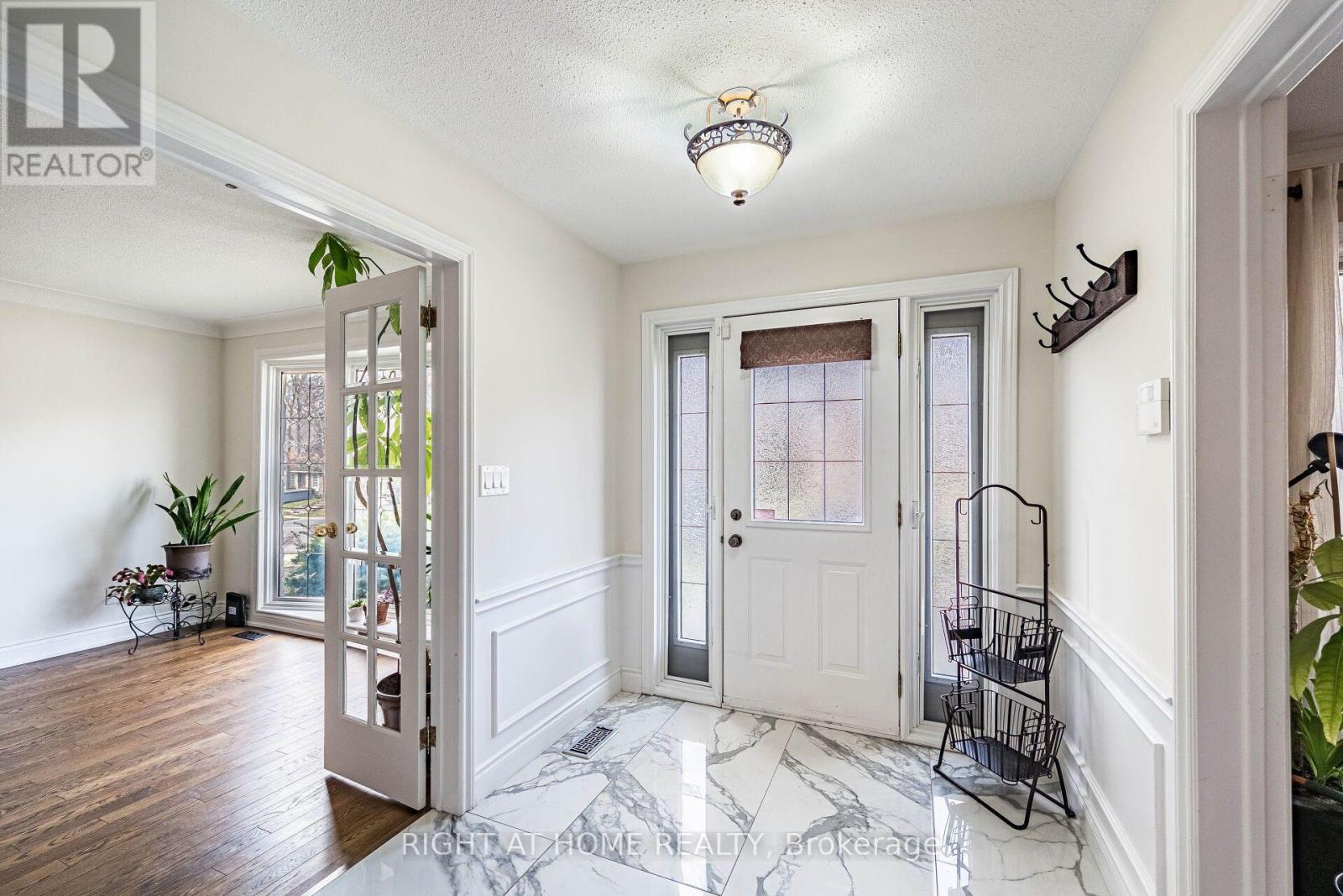 1941 Four Seasons Drive, Burlington, Ontario  L7P 2Y3 - Photo 4 - W13711524