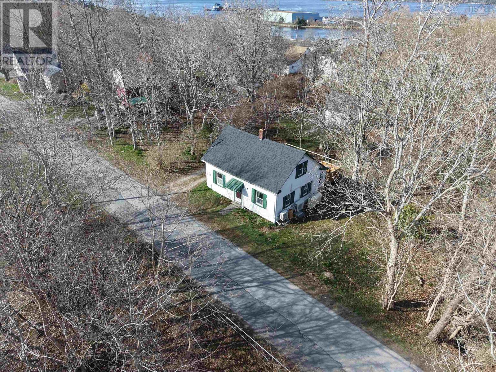 105 Harriet, Shelburne, Nova Scotia  B0T 1W0 - Photo 2 - 202608982