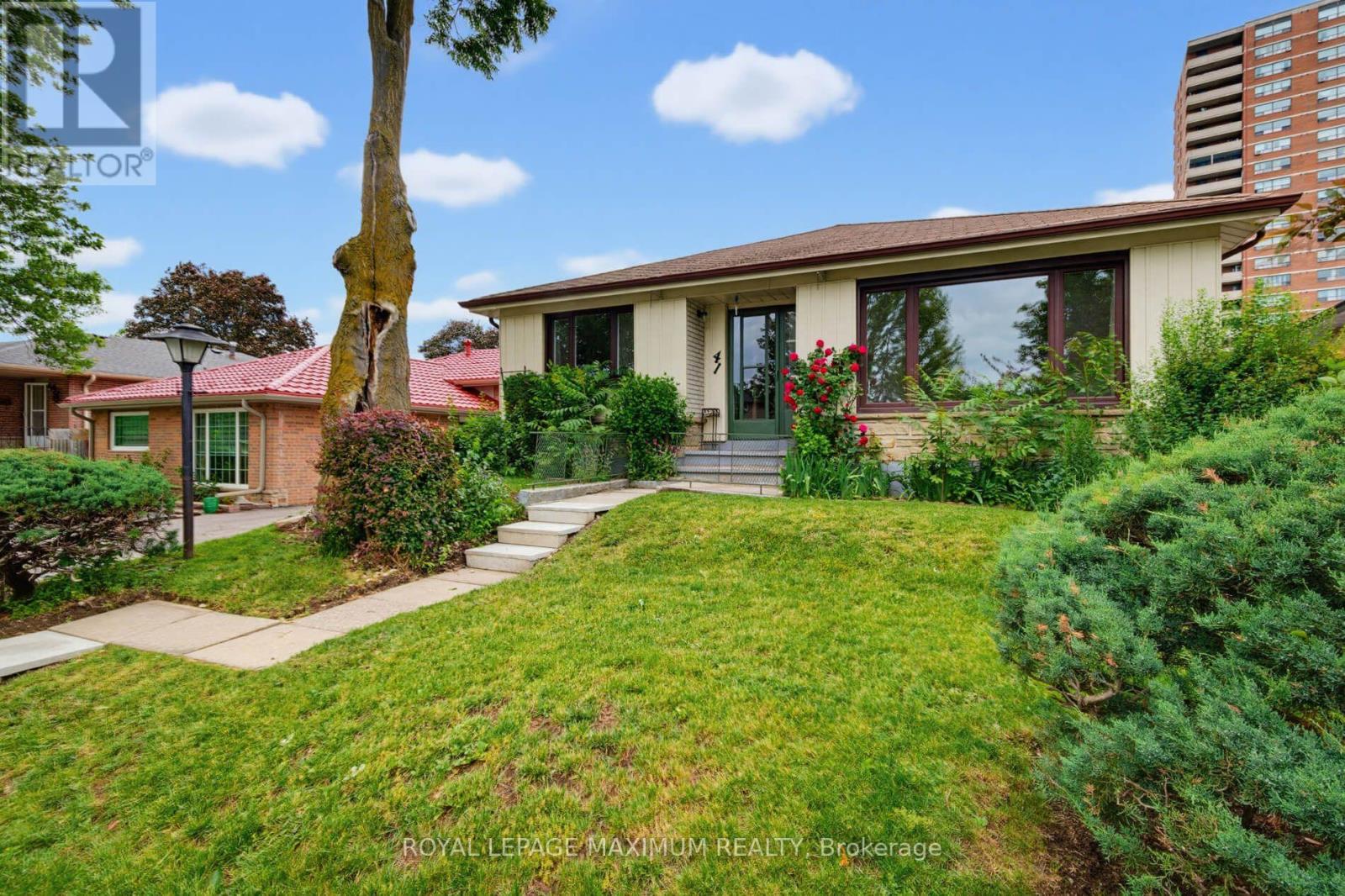 41 Strathavon Drive, Toronto, Ontario  M9V 2H4 - Photo 3 - W13708714